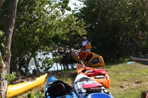 Una foto de kayaks a lo largo de Calusa Blueway