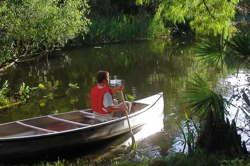 Padre e hijo en canoa