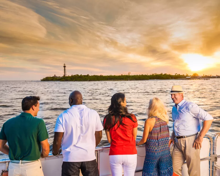 Paseo en barco privado con vistas al faro de Sanibel