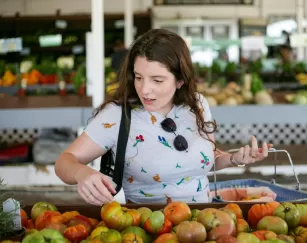 WomanShopFarmersMarketFruitVegetable_BonitaSpringsEstero_concernedcook_2020_09.jpg