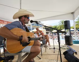 homme jouant de la guitare au festival Island Hopper