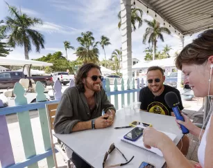 trois personnes ayant une interview pour Shellcast