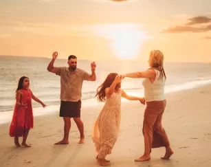 Familien-Sonnenuntergang-Portrait-Strandtanz