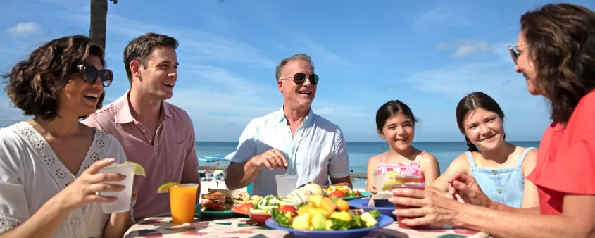 Familie am Strand beim Essen