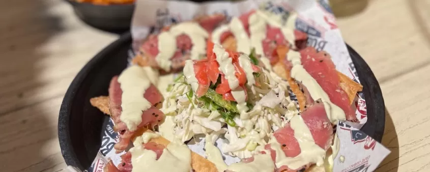 comida en la mesa en el cobertizo para botes