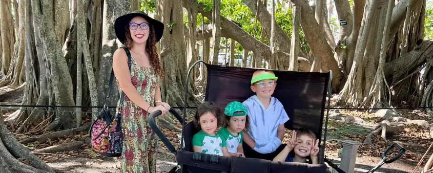 Familie posiert für Fotos bei Edison und Ford Winter Estates