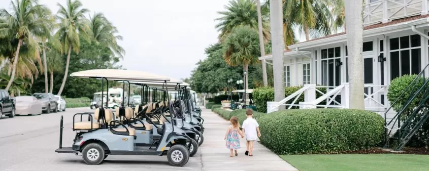 Gasparilla Inn Club Golfwagen Kinder Palmen Straße