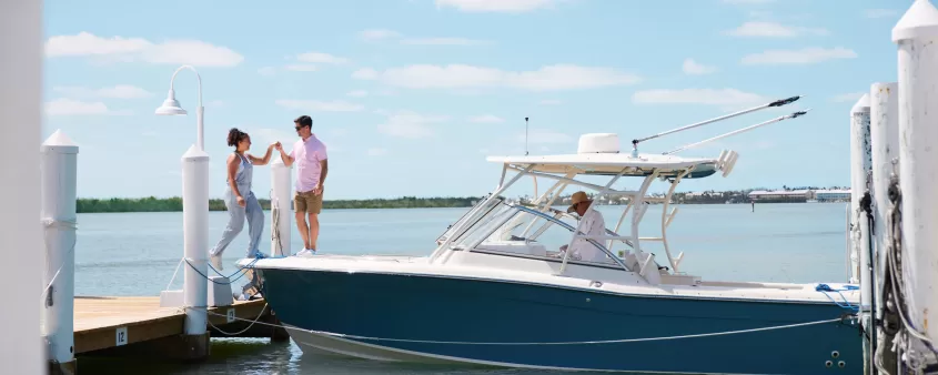 pareja, salir, de, barco, en, muelle