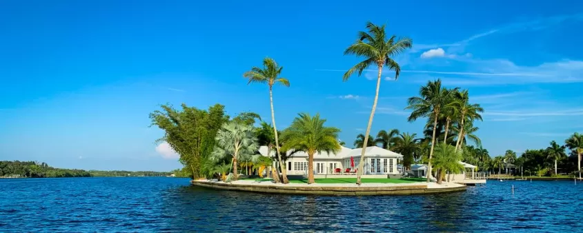 Vue sur l'île de Grace River depuis l'eau