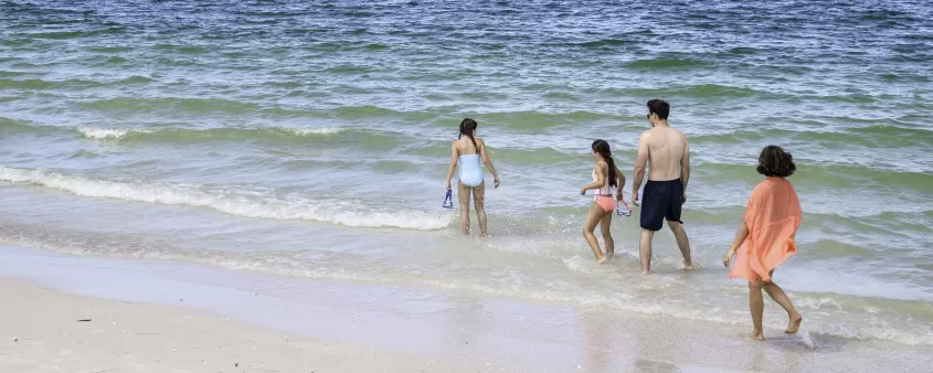 Familie am Strand im Lovers Key State Park