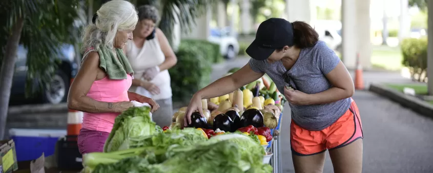 Frauen beim Einkaufen am Obstmarkt
