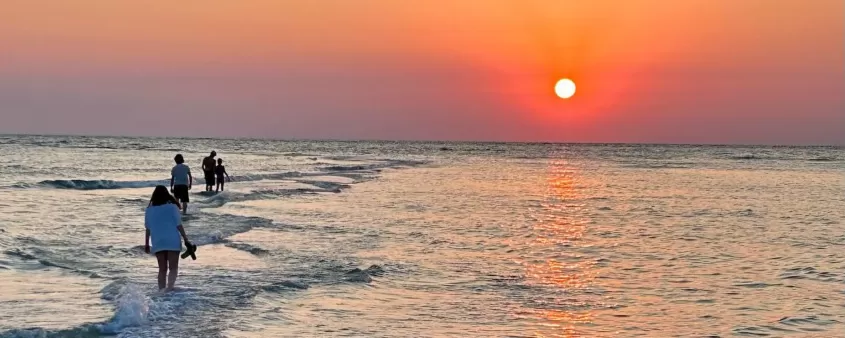 Den Sonnenuntergang am Strand genießen