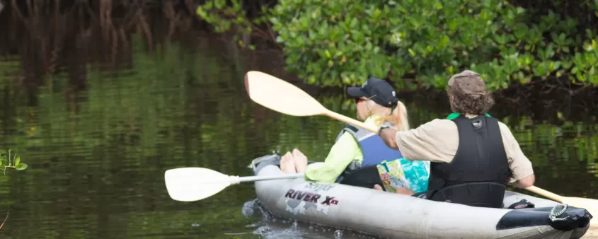 Pareja remando en canoa