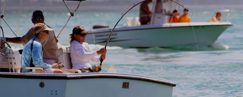 Gente pescando en un hermoso día.