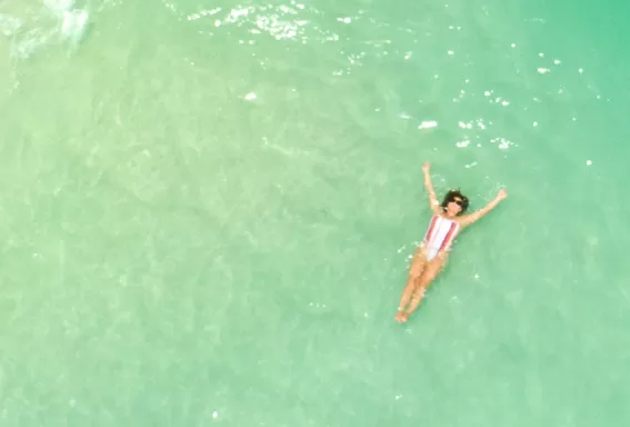 Frauen, die am Meer liegen