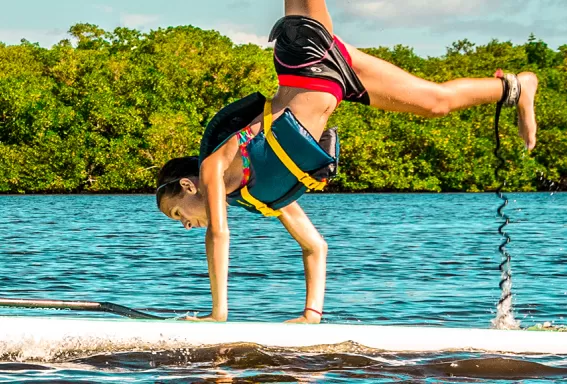 Stand de main sur un surfboat