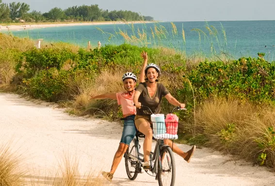 Par en bicicleta en la playa