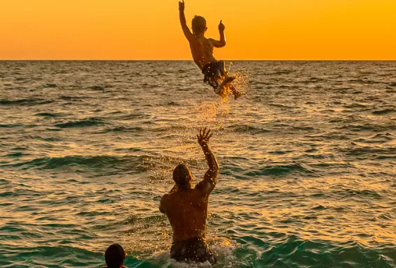 Familie hat Spaß im Meer