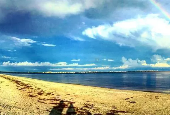 arcoiris sobre una playa