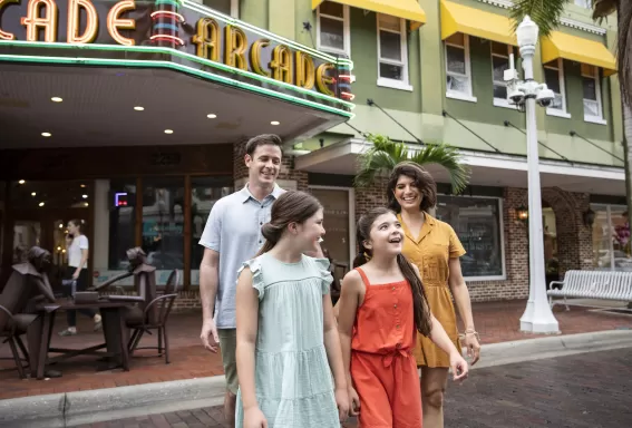 Famille marchant le long des rues du centre-ville de Fort Myers