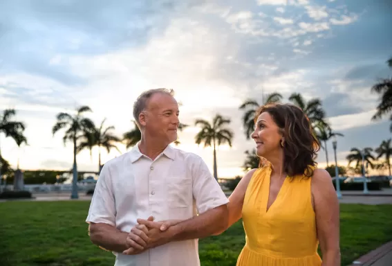 Pareja tomados de la mano