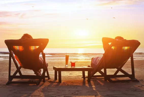 Couple se détendre au coucher du soleil