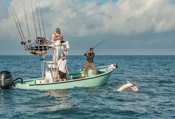 Hombres pescando tambaleándose en sábalo