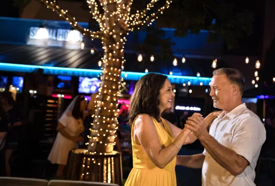 Ein Mann und eine Frau tanzen in einer Bar im Freien