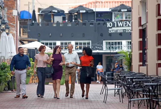 Gruppenwanderung im Fort Myers River District