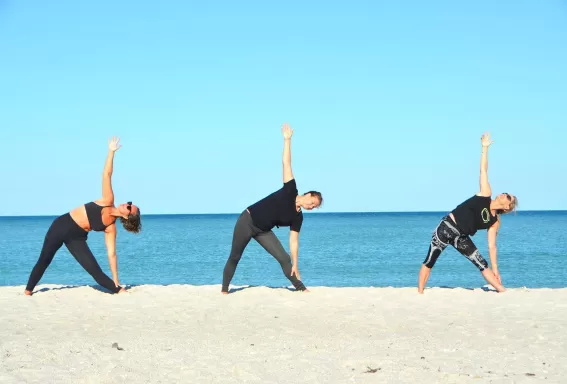 Playa de grupo de yoga