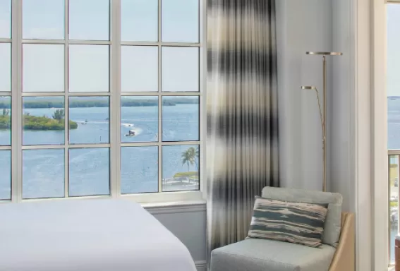 una habitación de hotel con vistas al mar