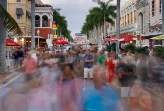 Eine überfüllte Straßenansicht in der Innenstadt von Fort Myers