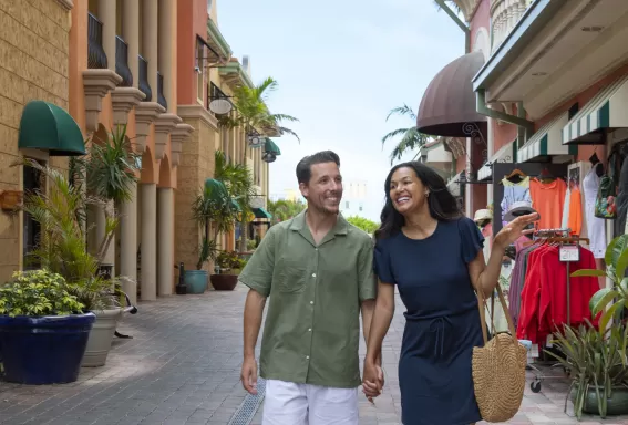 Hombre y mujer fuera del distrito comercial