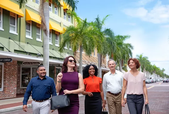 Gruppenwanderung im Fort Myers River District