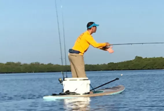 Une personne pêche à la mouche sur un paddle board à Matlacha