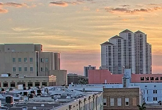 El centro de Fort Myers al atardecer