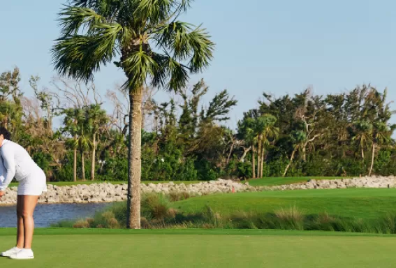 Un par de golfs en el putting green