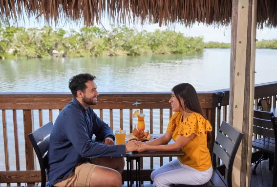 Pareja cenando afuera