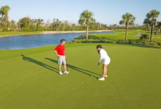 Mann und Frau spielen Golf am Bowman's Beach