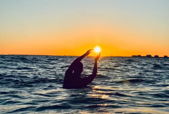 Strand-Sonnenuntergang-Wellen