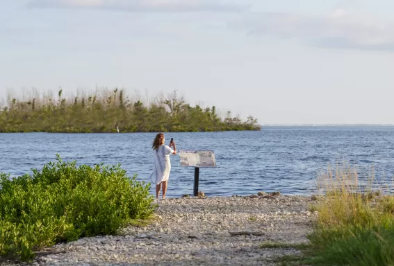 Femme prenant une photo à la réserve faunique nationale JN « Ding » Darling