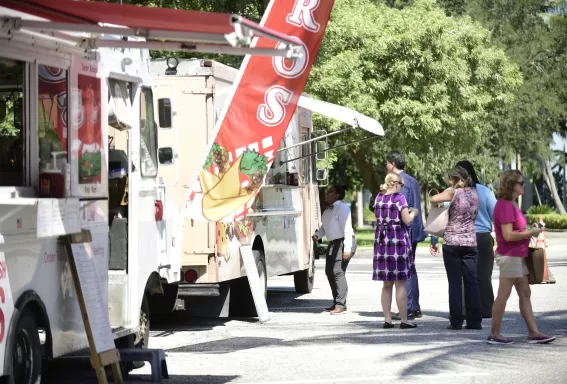 Grupo de personas comiendo en un food truck