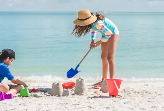 Fügen Sie Ihrer To-Do-Liste das Entspannen am Strand hinzu.