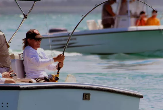 Gente pescando en un hermoso día.