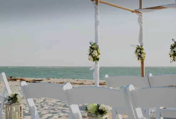Sillas de boda en la playa
