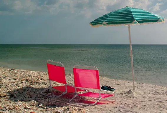 Liegen und Sonnenschirm am Strand