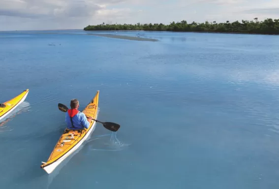 zwei Leute paddeln auf Booten auf dem Blueway