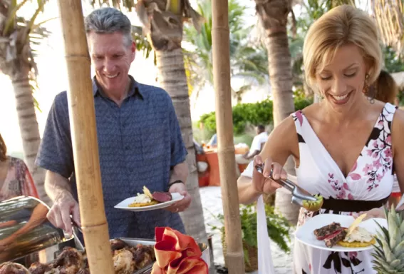 una pareja de ancianos comiendo algo