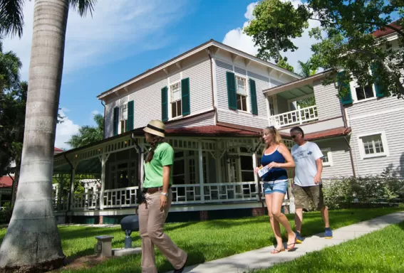 Gente caminando fuera de un condominio de Florida