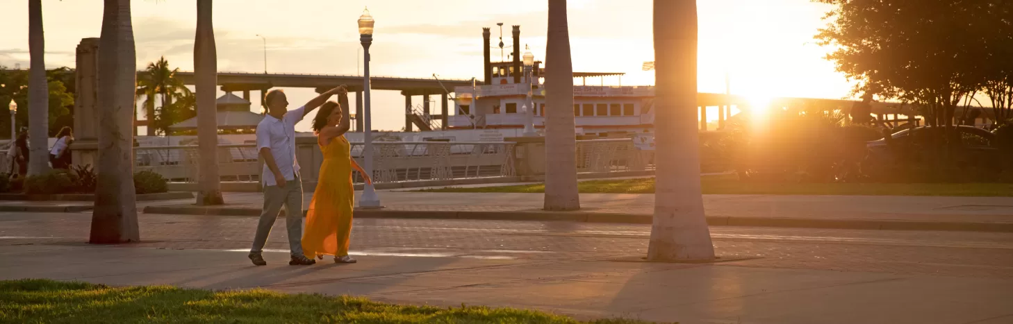 pareja bailando al atardecer